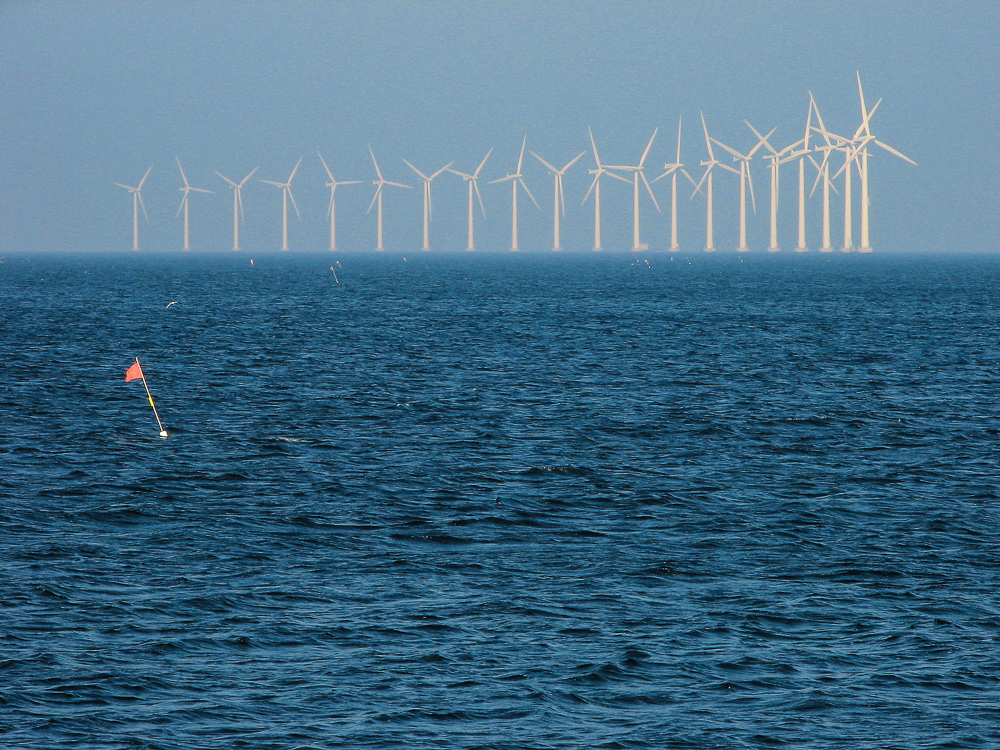 Dánské větrné elektrárny u pobřeží. Canon PowerShot S2 IS, 1/320 s, f/6.3, ohnisko 39.1 mm (odpovídá asi 235 mm na full frame) 