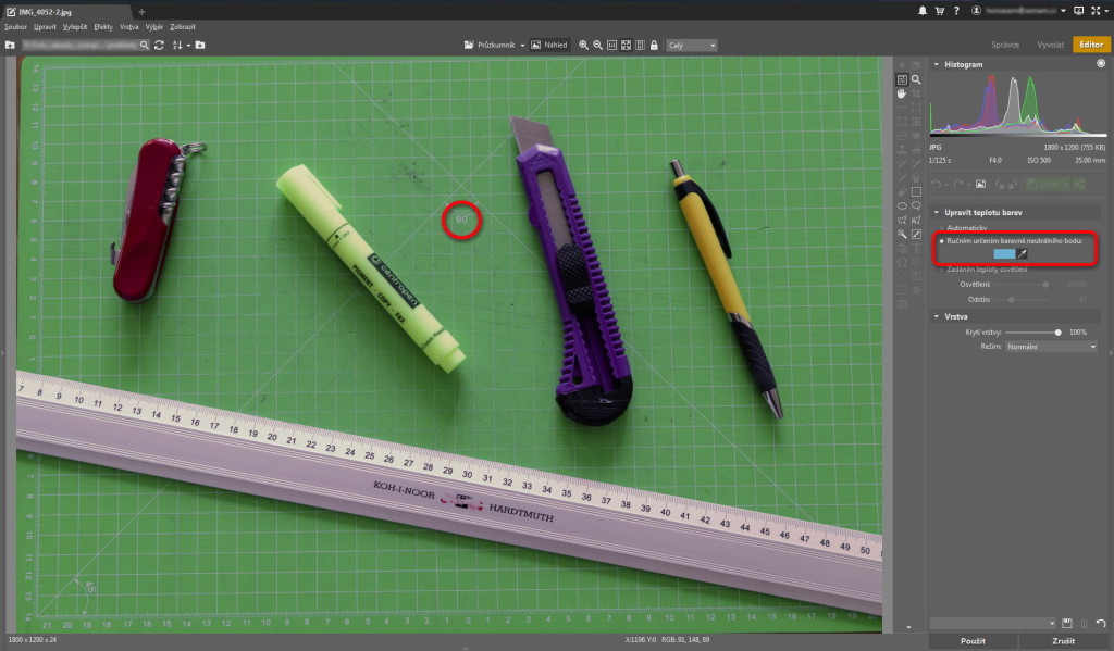 Pro nápravu barevného posunu jsem klikl kapátkem pro určení neutrálního bodu na barevně neutrální bod v obraze (potisk řezací podložky).jpg