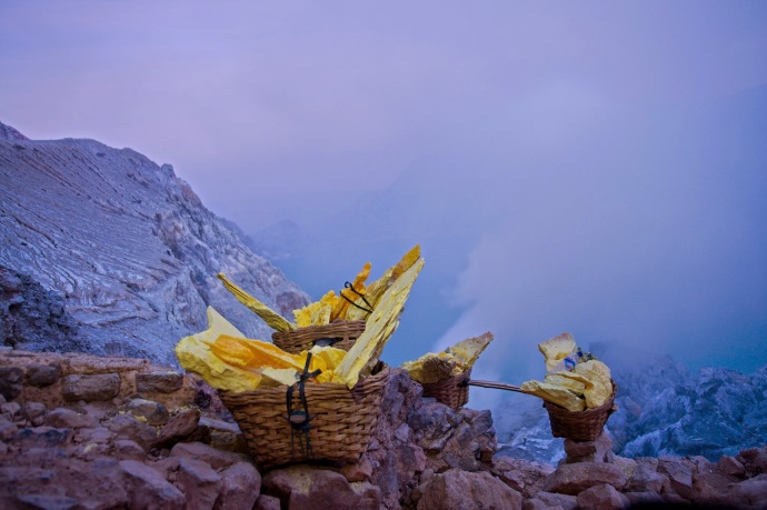 Z kráteru jiné jávské sopky Kawan Ijen se těží síra. Foto: hodkowicz