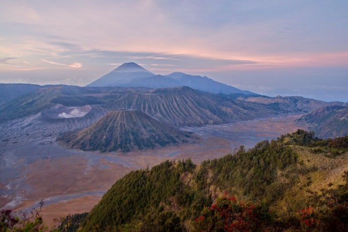 Jávská sopka Bromo a krajina okolo ní vypadá jako z jiné planety. Foto: hodkowicz