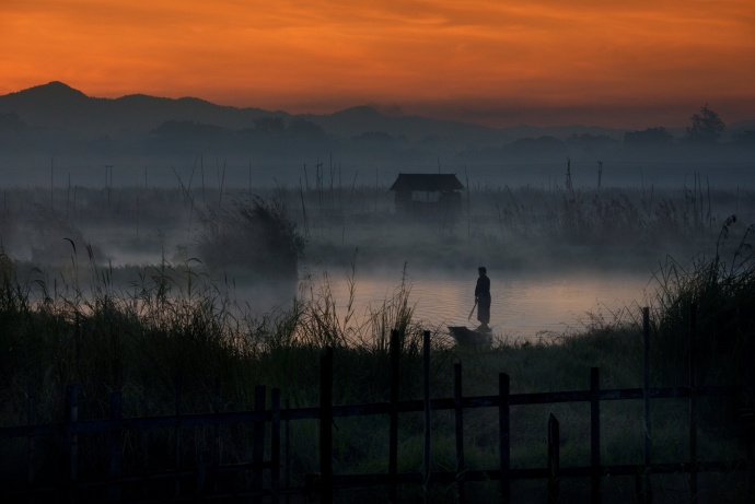 Mlhavá a časná rána vytvářejí působivou atmosféru. Foto: Milan Baťha
