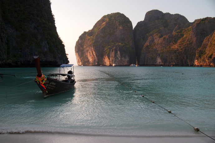 Thajská pláž Maya Bay okouzlila ne jednoho fotografa, najdete ji i v řadě filmů. Foto: Michael Lieb