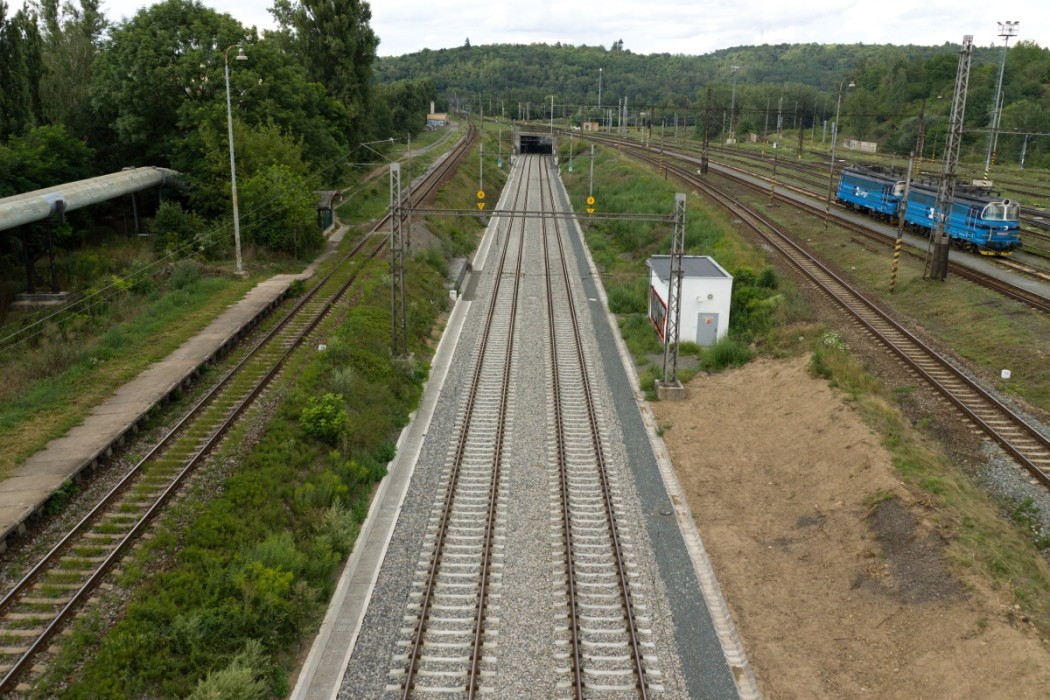 Železniční nadchod dobře poslouží pro zachycení projíždějícího vlaku. Canon EOS 50D, Sigma 17-70mm f/2.8-4.5, 1/640, f/6.3, ISO 320