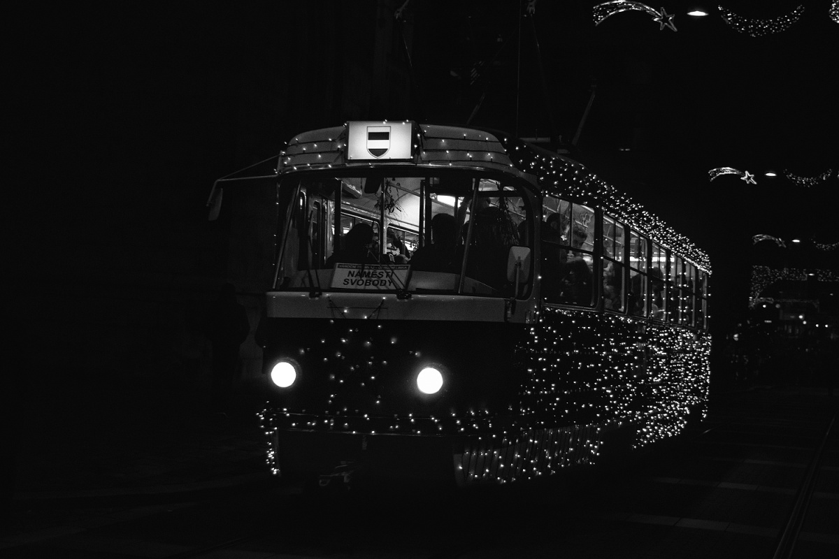 Brněnská novinka – Vánoční šalina. Díky převedení do černobílé pozadí zcela zaniklo a vynikla pouze tramvaj s lidmi uvnitř. Nikon D3300, AF-S NIKKOR 18-55 mm 1:3.5-5.6 G II, 1/125 s, f/4.8, ISO 800, ohnisko 40 mm