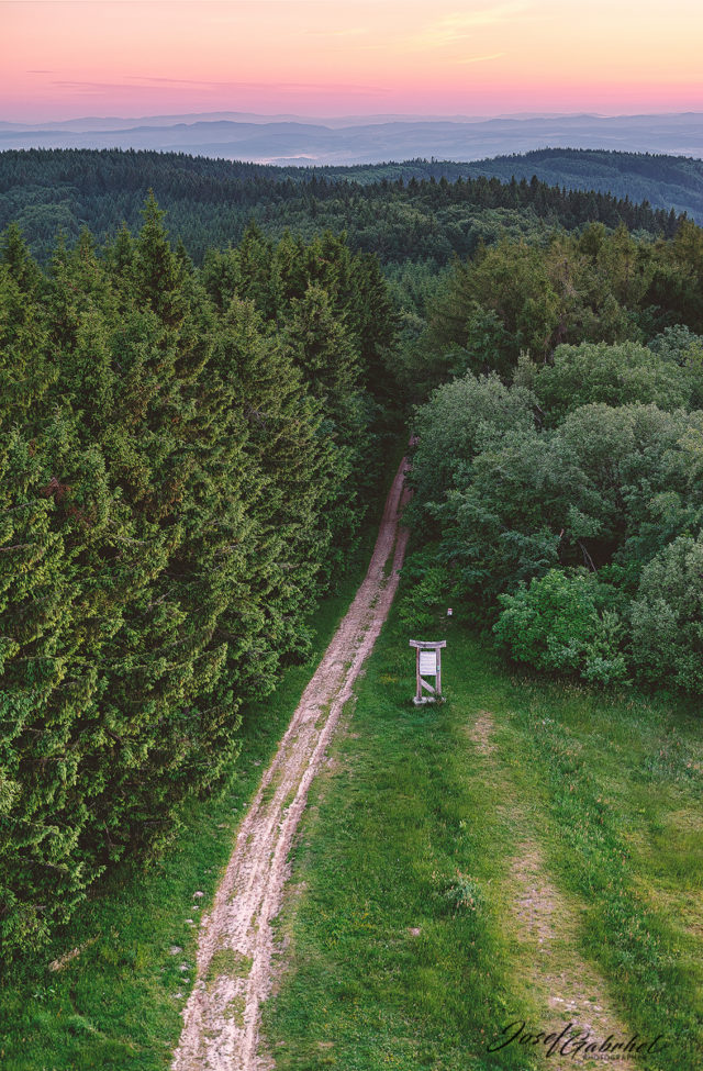 Fotka krajiny s hlavní linií vedoucí k působivému západu slunce