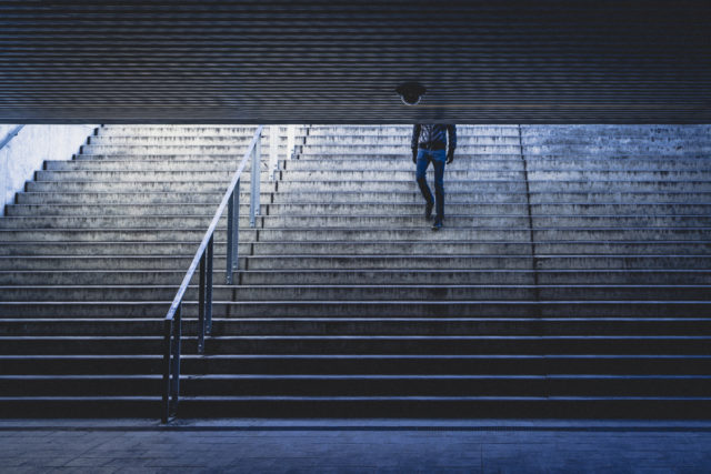 Street fotografie s kreativnější kompozicí, která se snaží neprozradit vše.