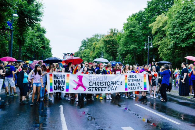 Reportážní fotografie: demonstrace v dešti