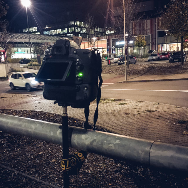 Timelapse: přichycení fotoaparátu u zábradlí umožňující tvorbu časosběru.