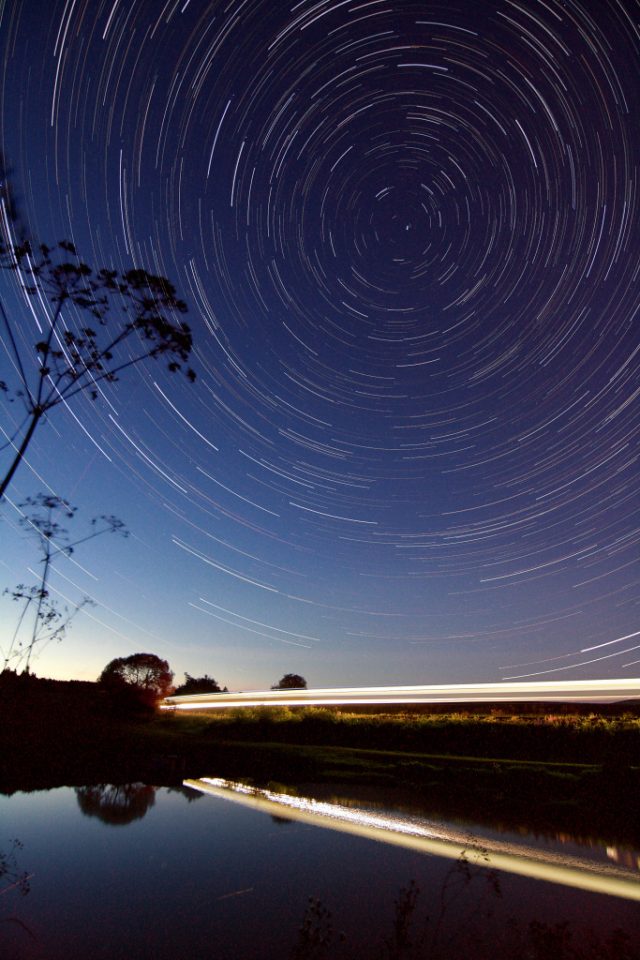 Jak fotit star trails: hvězdy a vlak.