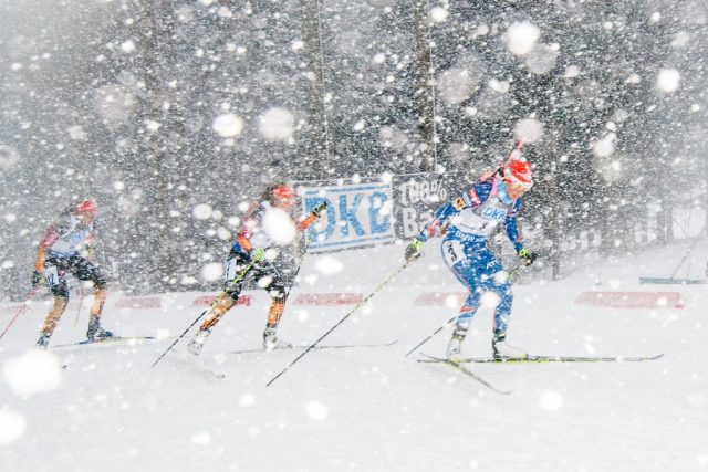 Jak fotit zimní sporty: biatlon v chumelenici.