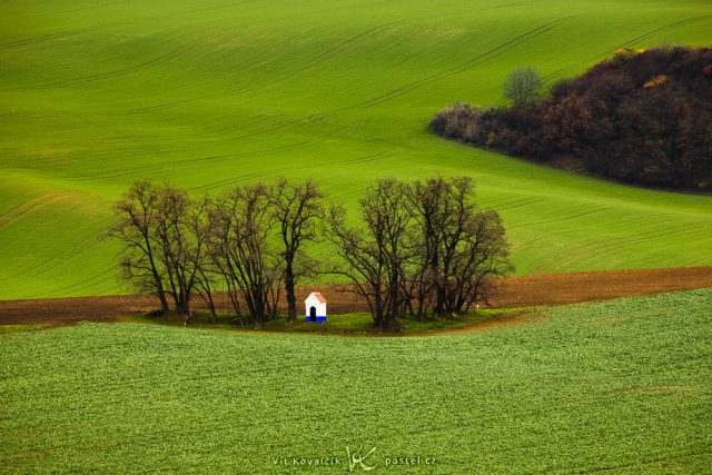 Fotografování krajiny teleobjektivem: snímek kapličky z jiného místa.