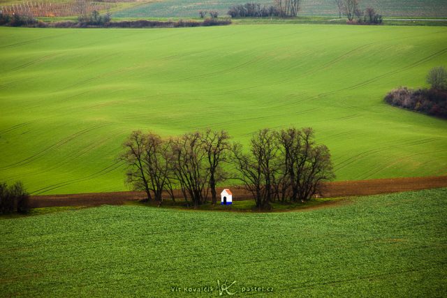 Fotografování krajiny teleobjektivem: snímek kapličky před ořezem.