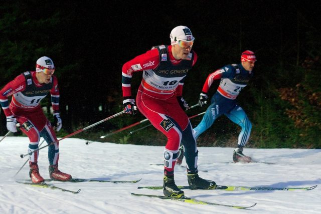 Jak fotit zimní sporty: lyžařské závody pod umělým osvětlením.