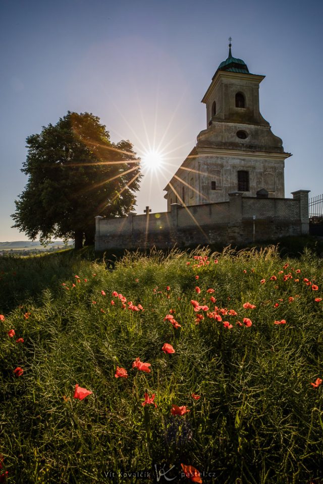 Jak vylepšit kompozici fotografie: vertikální fotografie kapličky z větší blízkosti.