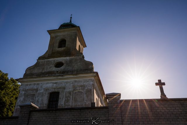 Jak vylepšit kompozici fotografie: kaplička se sluncem.