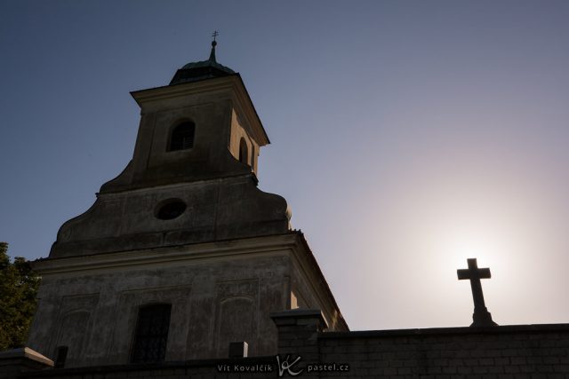 Jak vylepšit kompozici fotografie: kaplička se sluncem skrytým za křížem.