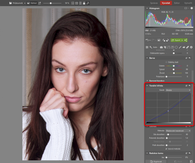 Jak upravovat portréty: úprava teploty barev pomocí modré křivky.