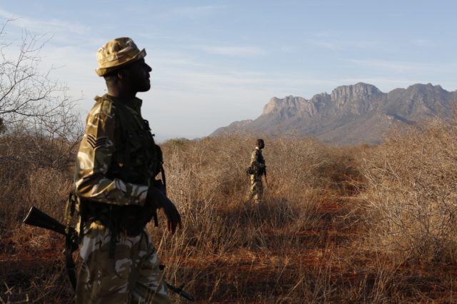 Patrola rangerů Kenya Wildlife Service v rezervaci Ngulia (Keňa). Archiv Jana Svatoše.