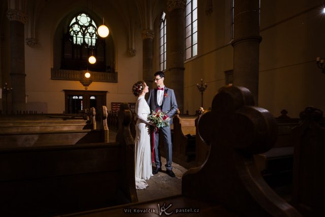 Focení svatby v kostele a na zámku: snímek focený s bleskem.