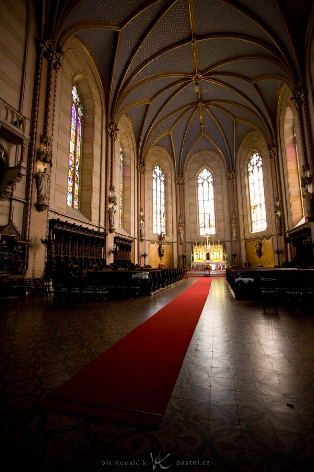 Focení svatby v kostele a na zámku: využití dlouhé expozice.