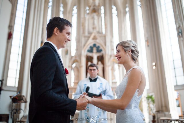 focení svateb v kostele a na zámku: zaostření novomanželů s nízkou clonou.