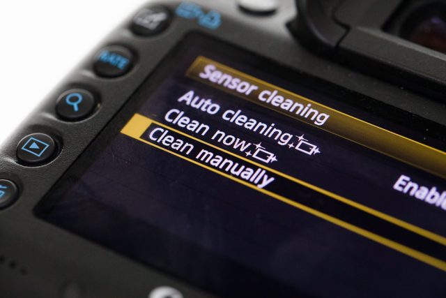 Jak čistit fotoaparát: menu pro čištění senzoru v zrcadlovce.