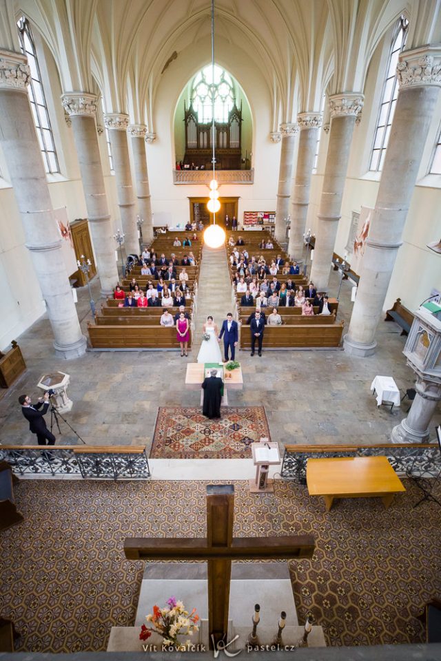 Focení svatby v kostele a na zámku: snímek z kůru.
