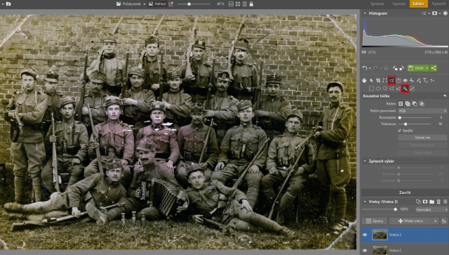 Jak zachránit staré fotografie: doplnění utržených rohů snímku.