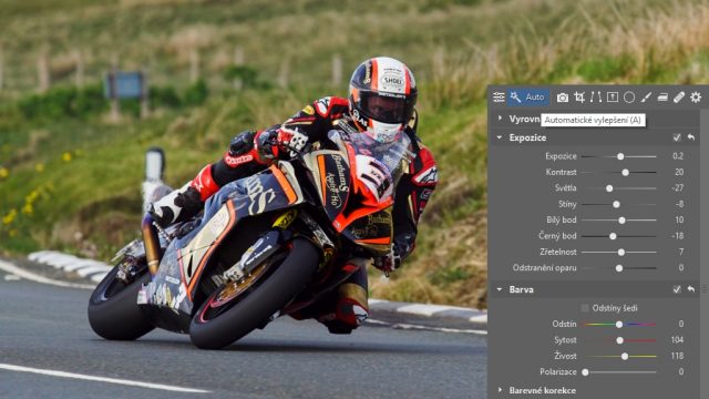 Jak upravit fotky z motocyklových závodů: automatické vylepšení.