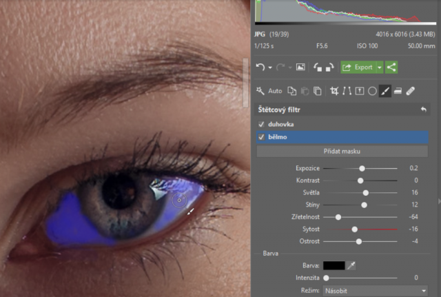 Retuš portrétů: zjemnění očního bělma.