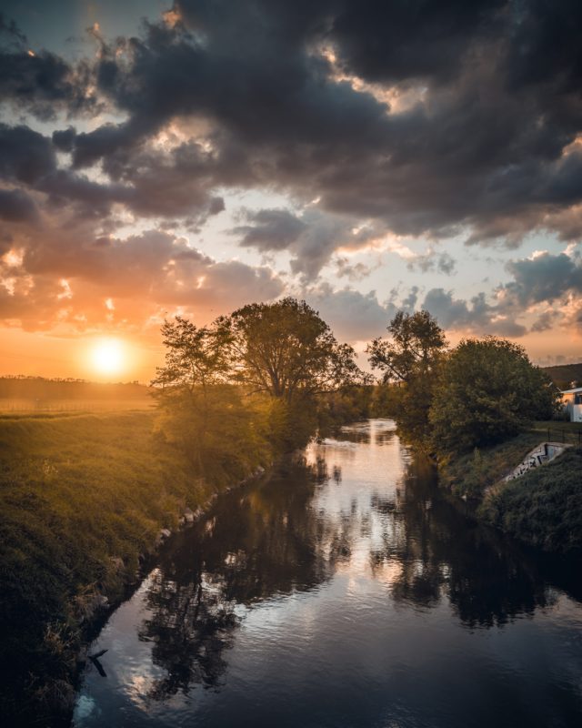 Černobílá krajina - řeka