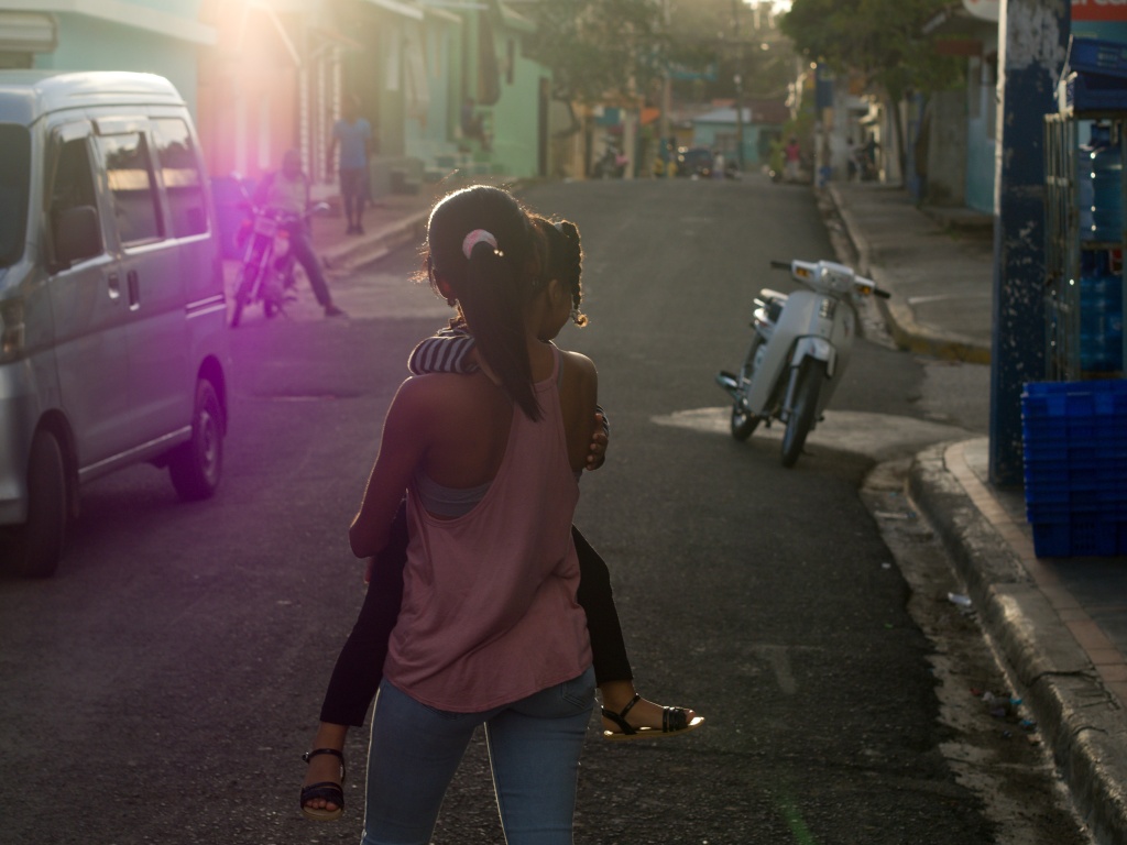 Úprava fotek pomocí křivek: původní snímek dívky jdoucí po ulici.
