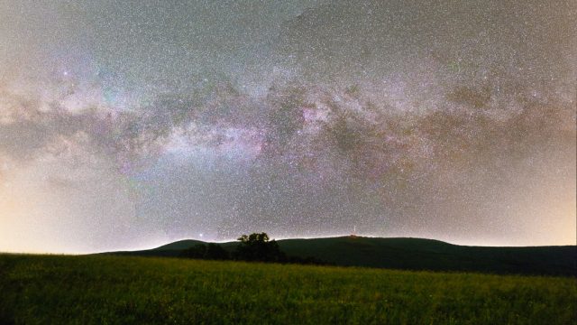 Noční focení krajiny: Bílé Karpaty a mléčná dráha.