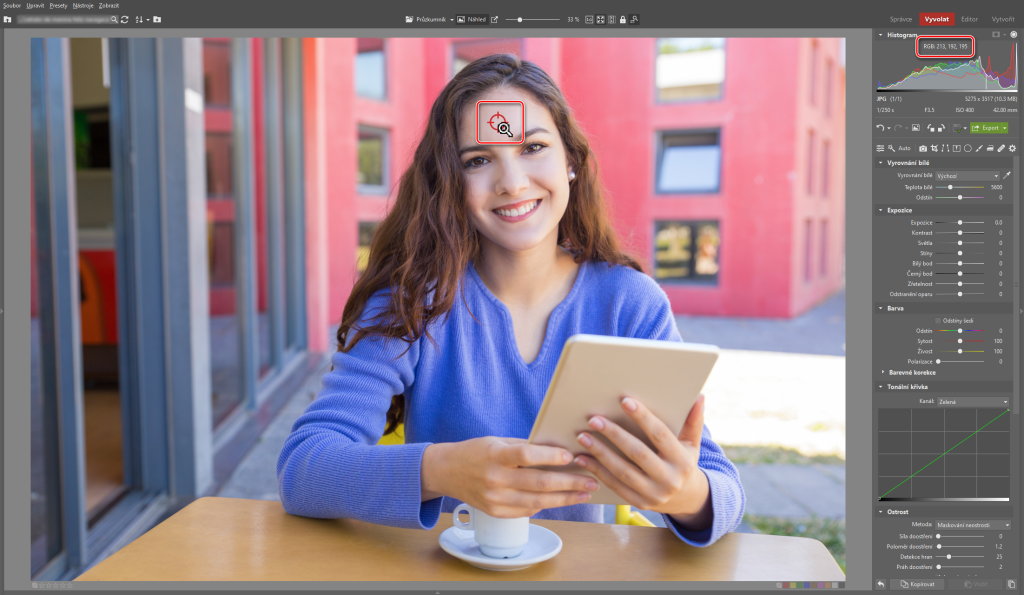 Úprava tónu pleti pomocí křivek - odečtení barvy pleti z předchozí fotografie dívky s modrým svetrem