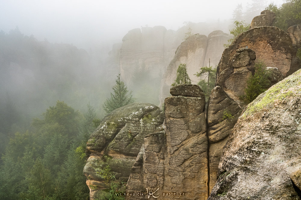 Příběh fotky: Krajina se skalami v mlze