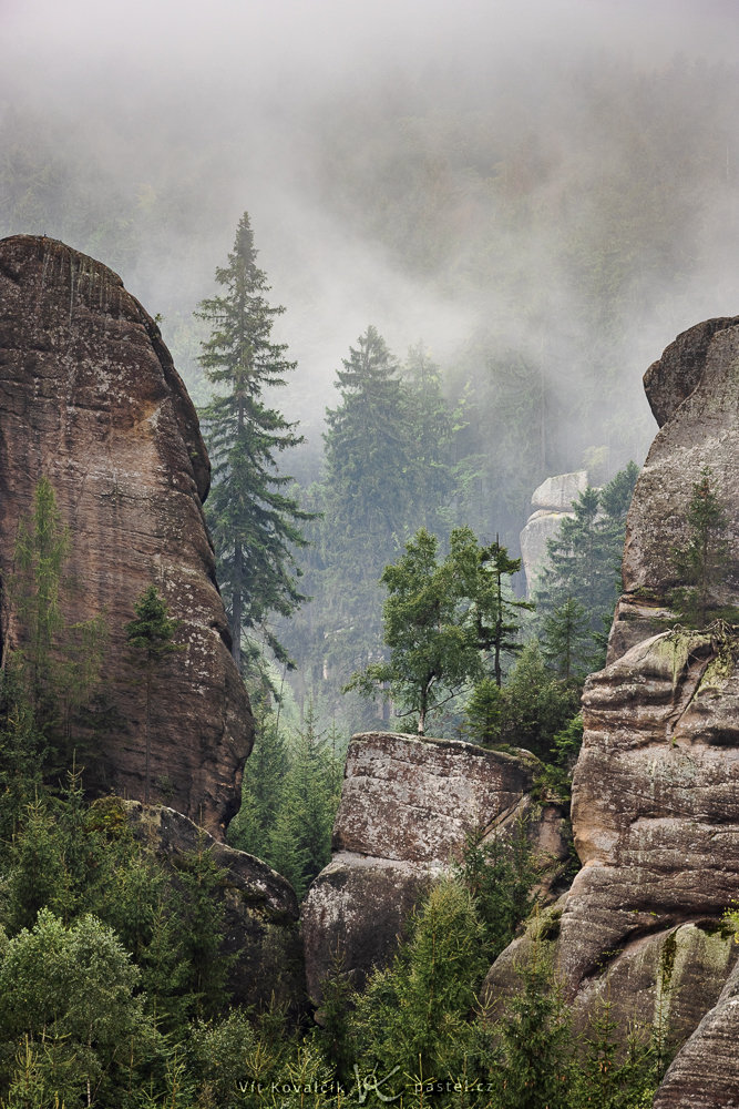 Příběh fotky: Krajina se skalami v mlze