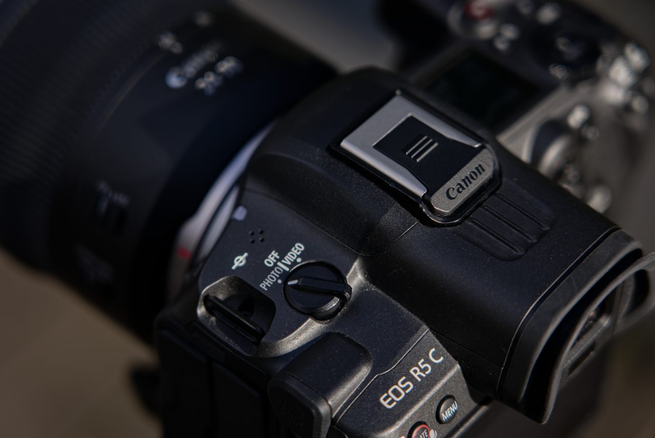 Canon R5 C, tělo detail, foto a video v jednom