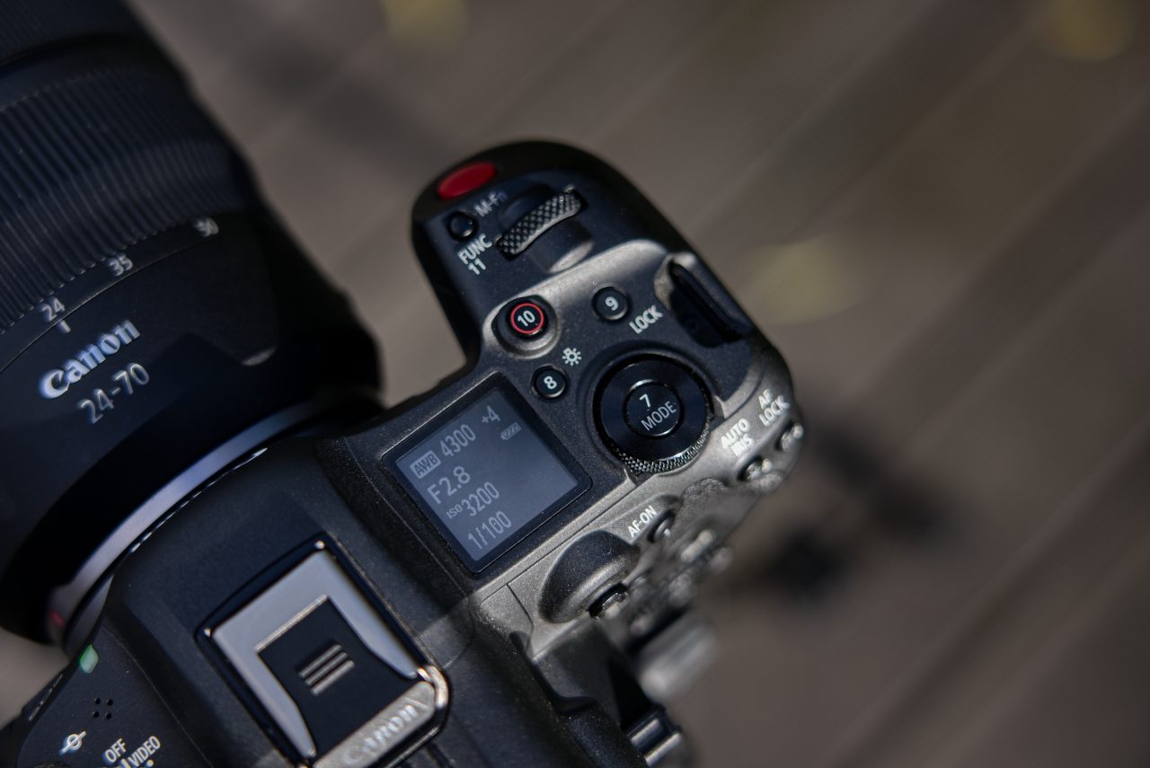 Canon R5 C, detail na tělo