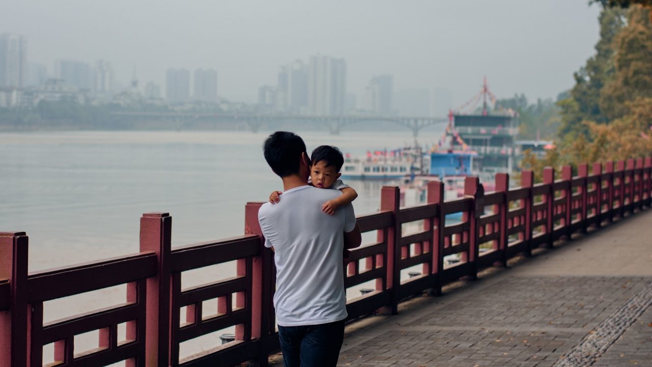 Čína, lidé na mostě