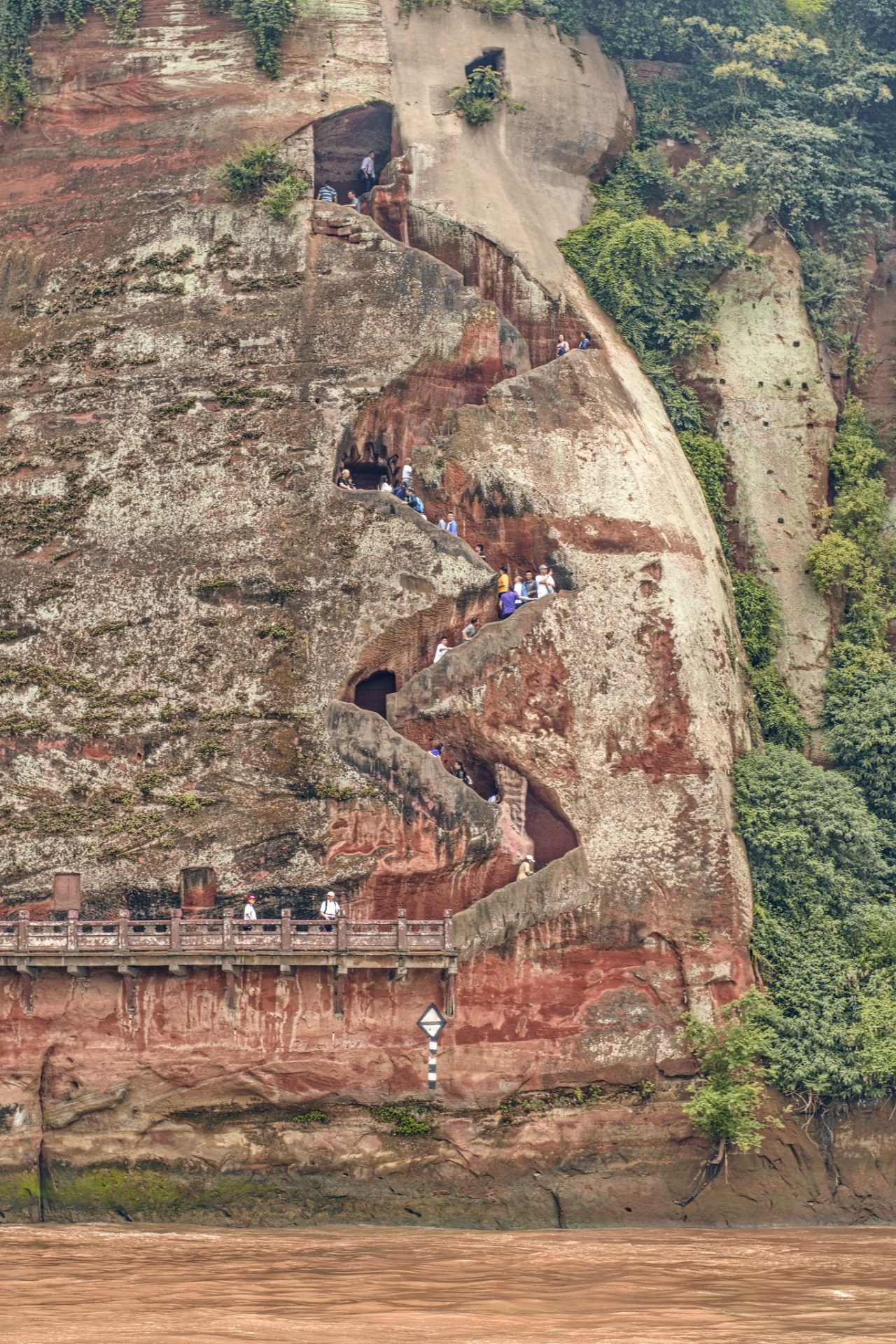 Čína, socha buddhy schody
