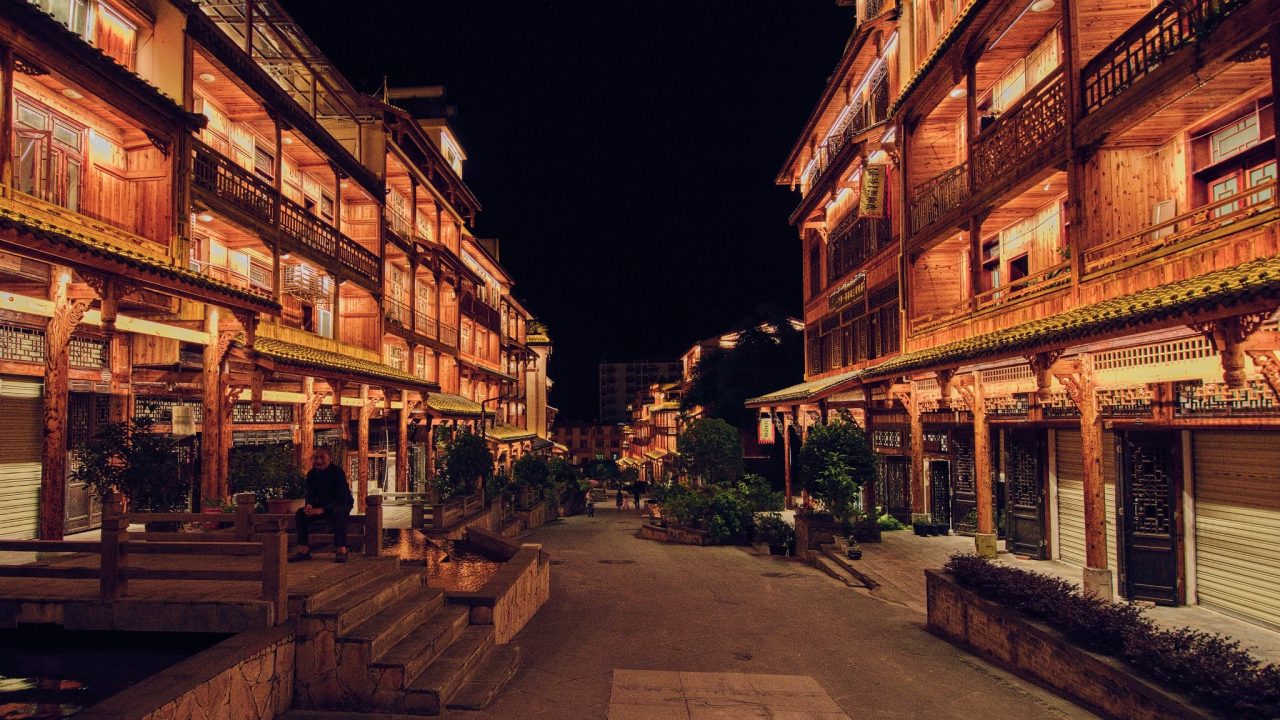 Čína, Východní Tibet,  Noční městečko Moxi 