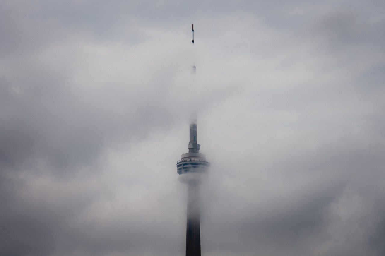 Barvy ve fotografii, Černá barva, věž v mlze, minimalismus