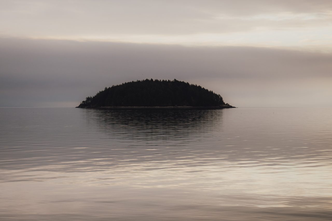 Barvy ve fotografii, Černá barva, minimalismus, ostrov ve vodě