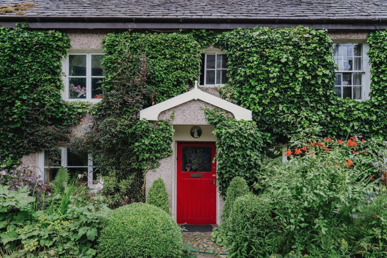 Vše, co potřebujete vědět o zelené barvě, v kombinaci s červenou. červené dveře u domu