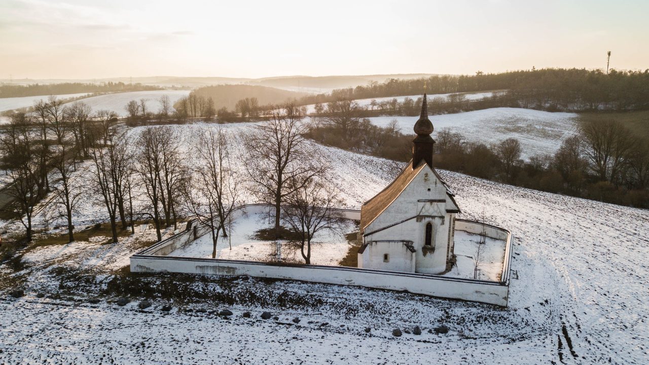 Focení dronem, kostel, slunce, sníh, zima