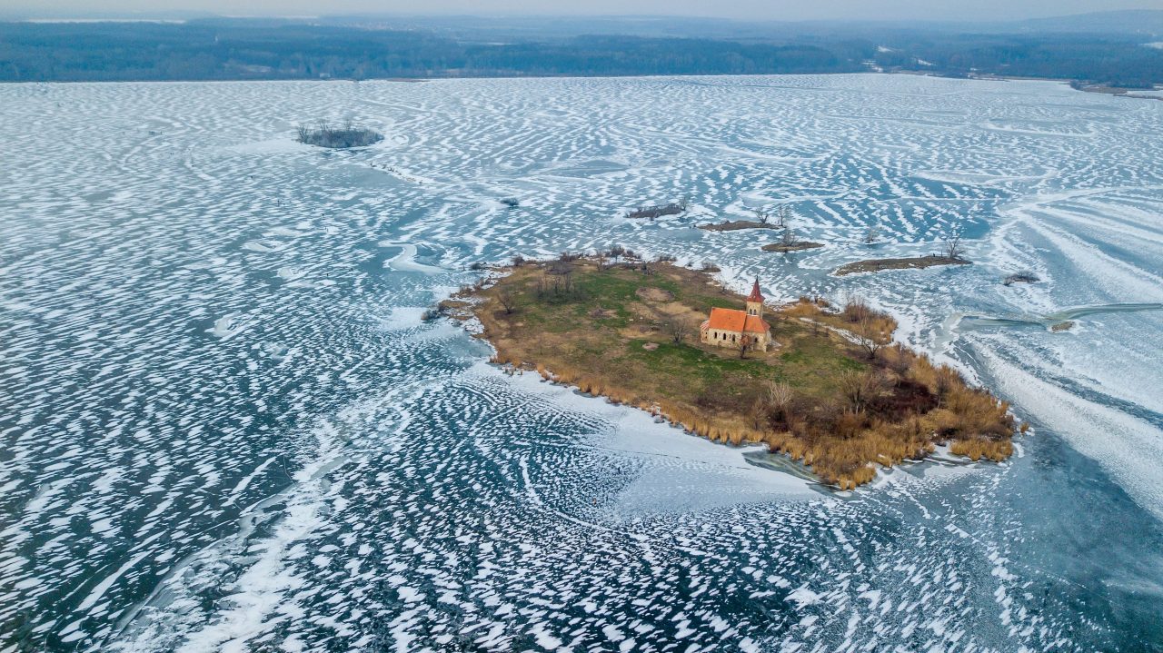 Focení dronem, kostel na ostrově