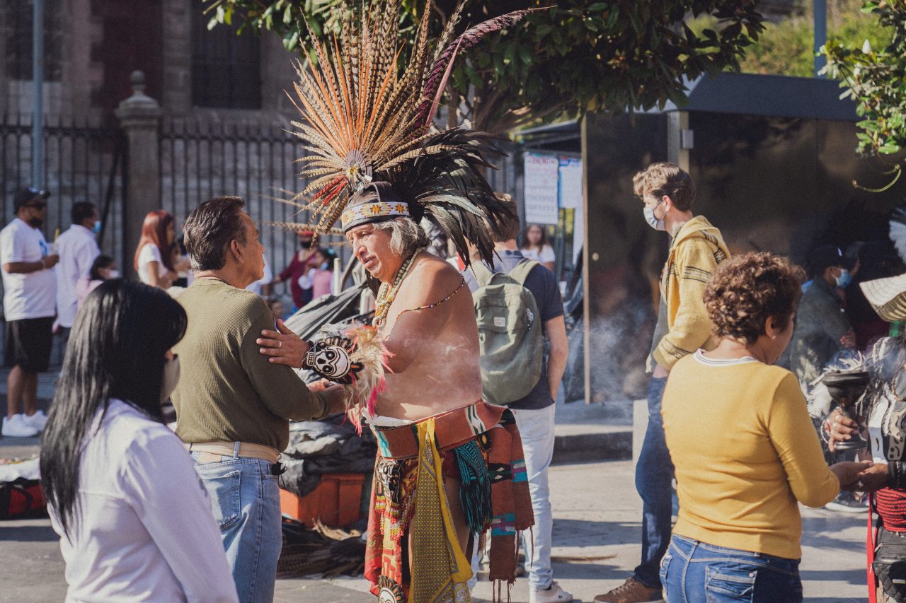 muž s mexickou žalenkou z peří, lidé na ulici, Mexico