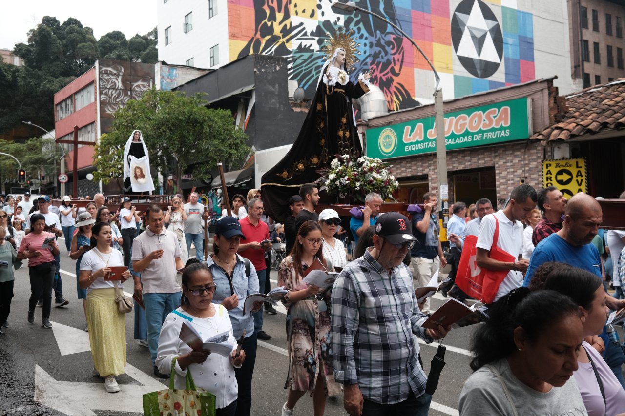 lidé jdoucí po ulici ve městě Medelín, Kolumbie