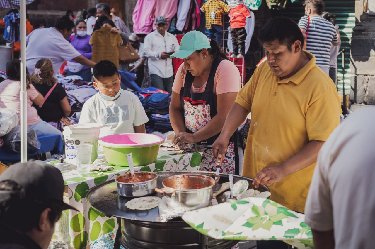 lidé připravující jídlo na trhu, Mexico