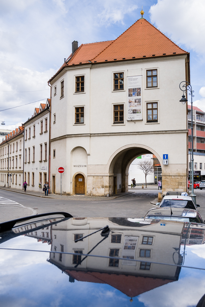 Zahrnutí rušivých prvků do kompozice.